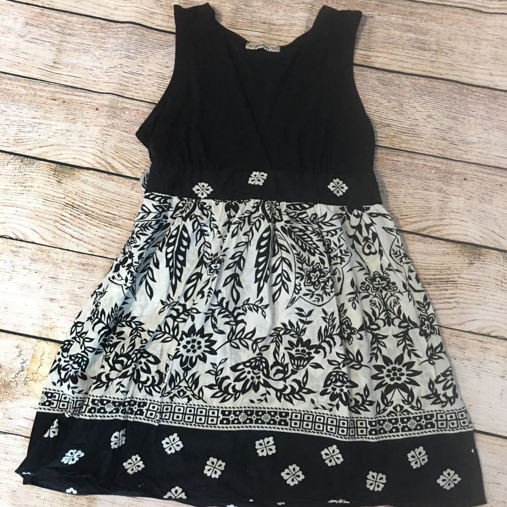 Black and white V neck flowy tank